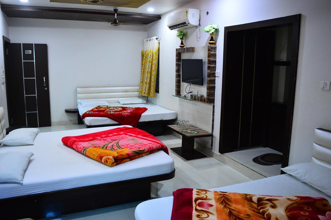 اوجاين Hotel Shree Dwarkadhish Palace المظهر الخارجي الصورة