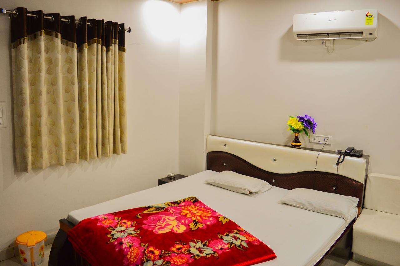 اوجاين Hotel Shree Dwarkadhish Palace المظهر الخارجي الصورة