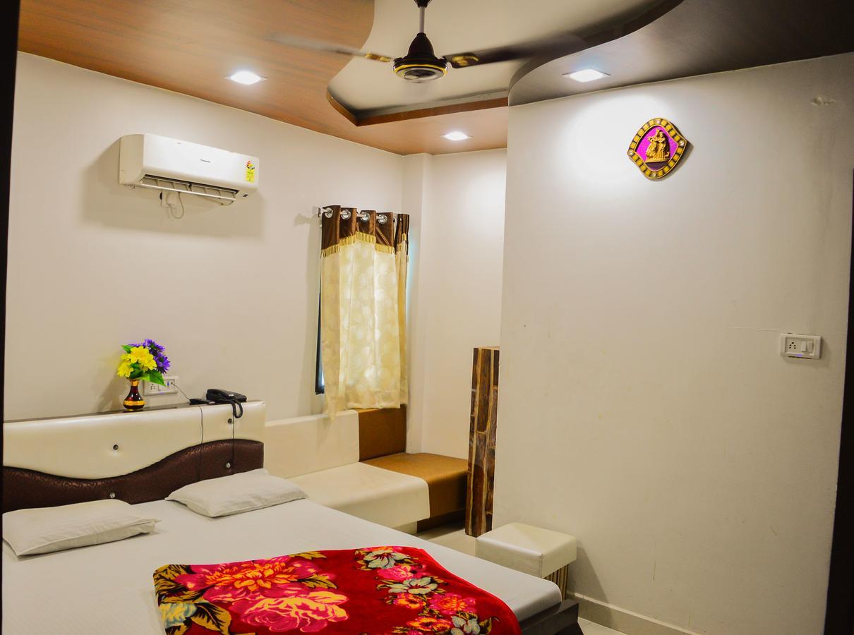 اوجاين Hotel Shree Dwarkadhish Palace المظهر الخارجي الصورة